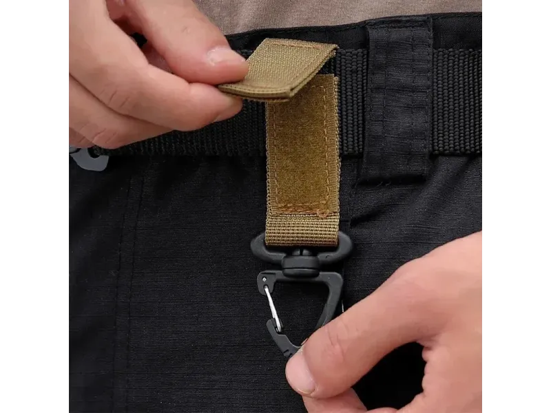 Uchwyt MOLLE z karabińczykiem